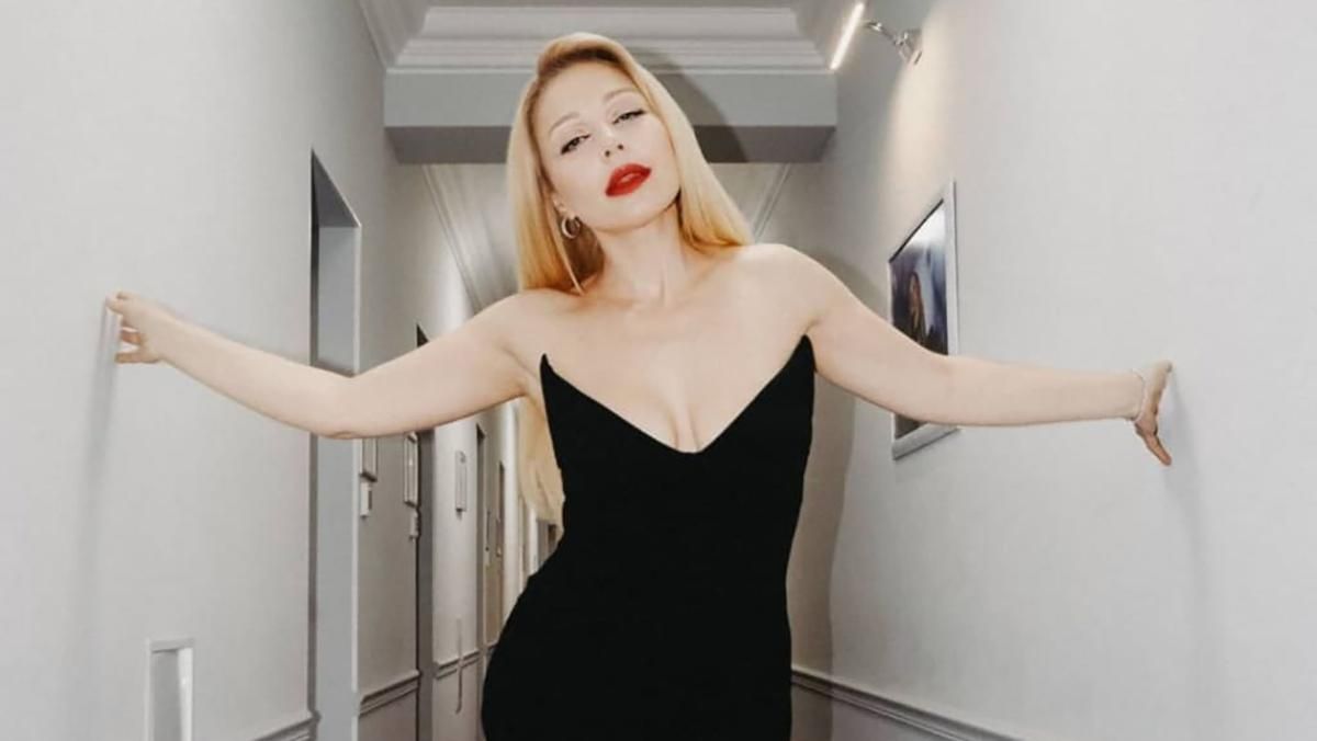 Тина Кароль поразила роскошным черным платьем с глубоким вырезом: эффектные кадры Тина Кароль поразила роскошным черным платьем с глубоким вырезом: эффектные кадры