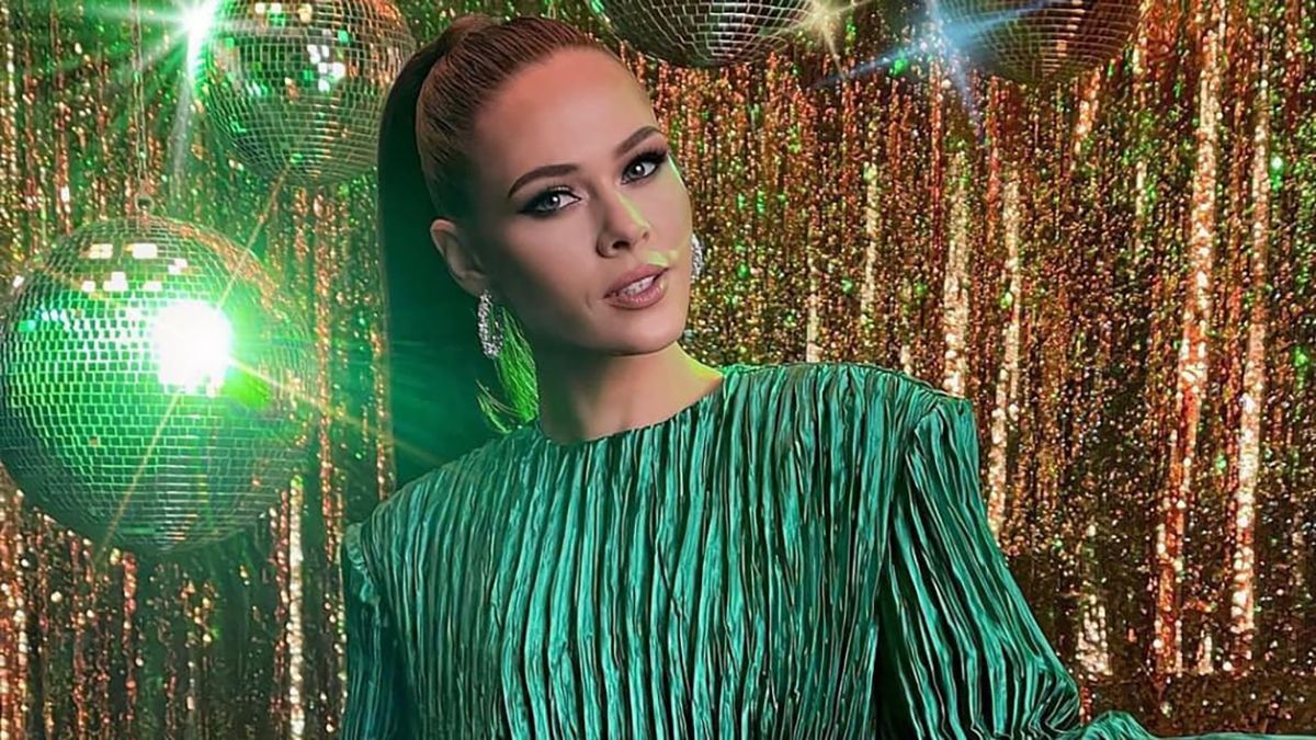 Юлия Санина очаровала диско-образом в зеленом платье: эффектное фото