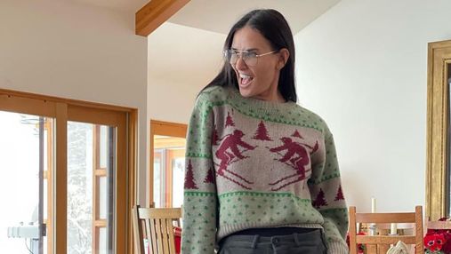 У лижному светрі та сірих штанах: Демі Мур показала грайливий образ