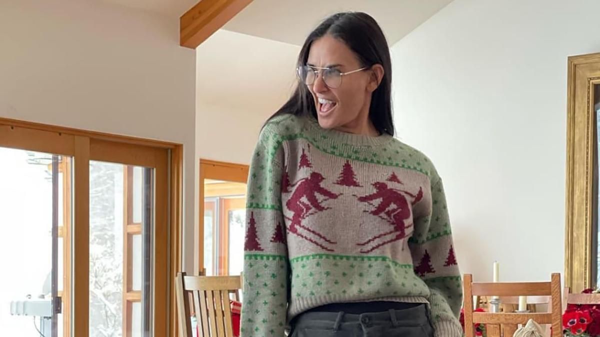 У лижному светрі та сірих штанах: Демі Мур показала грайливий образ - Fashion