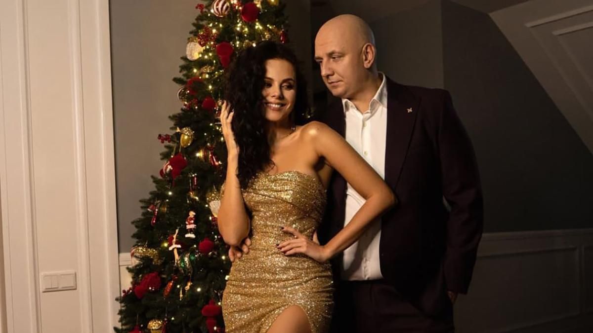 Настя Каменских ошеломила образом в золотом платье с глубоким разрезом: поразительное фото Настя Каменских ошеломила образом в золотом платье с глубоким разрезом: поразительное фото