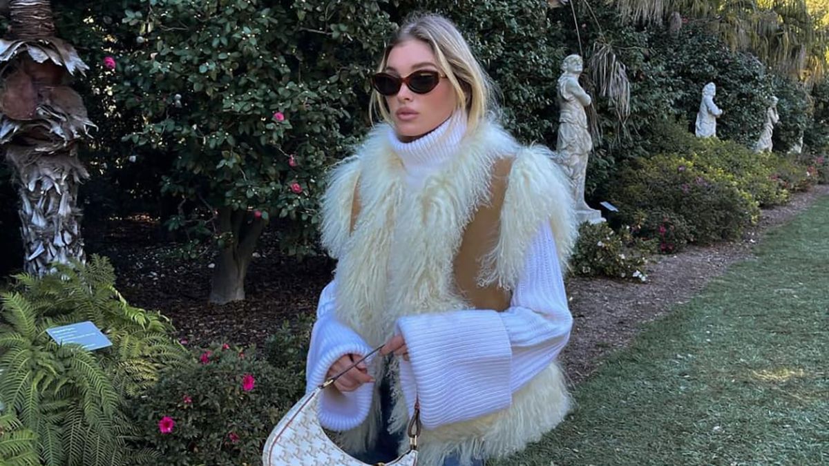 Эльза Хоск покорила зимним образом в пушистой жилетке за 65 тысяч гривен Эльза Хоск покорила зимним образом в пушистой жилетке за 65 тысяч гривен