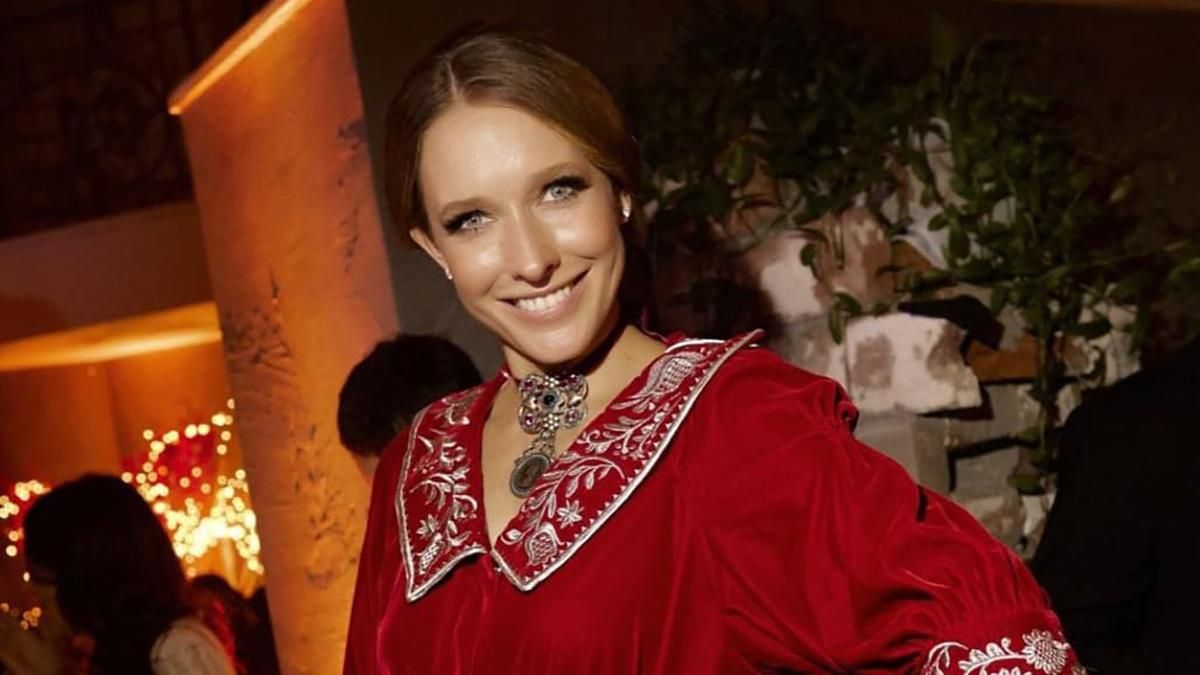 Катя Осадчая встретила Рождество в красном платье-вышиванке: роскошный образ