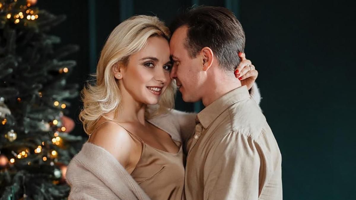 Лилия Ребрик очаровала нежными фотографиями с мужем: праздничные образы Лилия Ребрик очаровала нежными фотографиями с мужем: праздничные образы