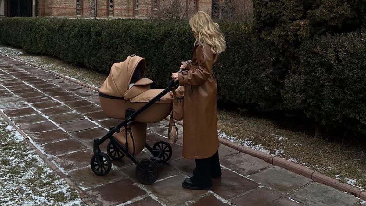 Даша Квиткова прогулялась по Черновцам в карамельном экотренче за 7 тысяч гривен Даша Квиткова прогулялась по Черновцам в карамельном экотренче за 7 тысяч гривен