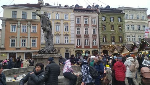Святкова вечеря на фонтані та черги до закладів: як туристи провели Різдво у Львові