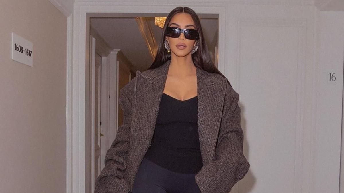 Кім Кардашян вийшла на прогулянку в зухвалому образі з чорною пухнастою сумкою - Fashion