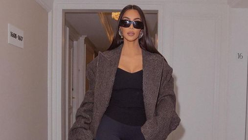 Ким Кардашьян вышла на прогулку в дерзком образе с черной пушистой сумкой