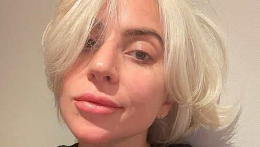 Без макияжа: Леди Гага поразила фанов редким фото в повседневном образе