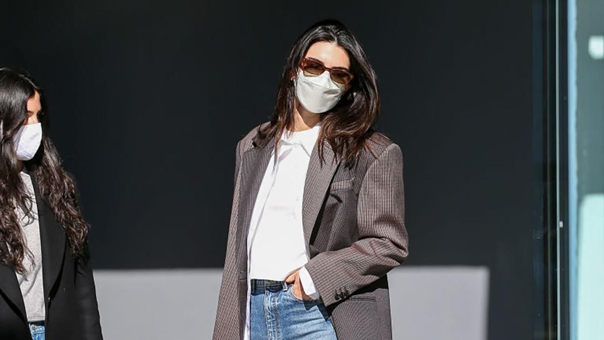 Кендалл Дженнер вразила незвичним вибором жакета з різних тканин: стильний образ - Fashion Кендалл Дженнер вразила незвичним вибором жакета з різних тканин: стильний образ - Fashion