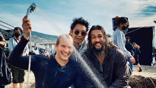 Мокрые и счастливые: Джейсон Момоа и Джеймс Ван отпраздновали окончание съемок нового Аквамена