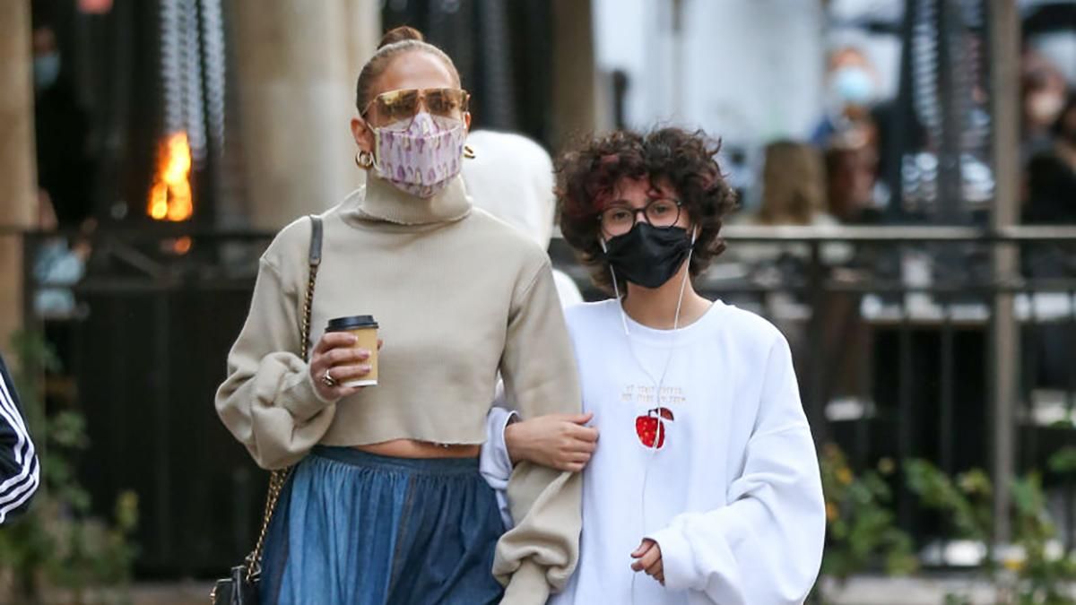 В юбке Dior и гольфе: Дженнифер Лопес показала богемный образ на шоппинге с дочерью