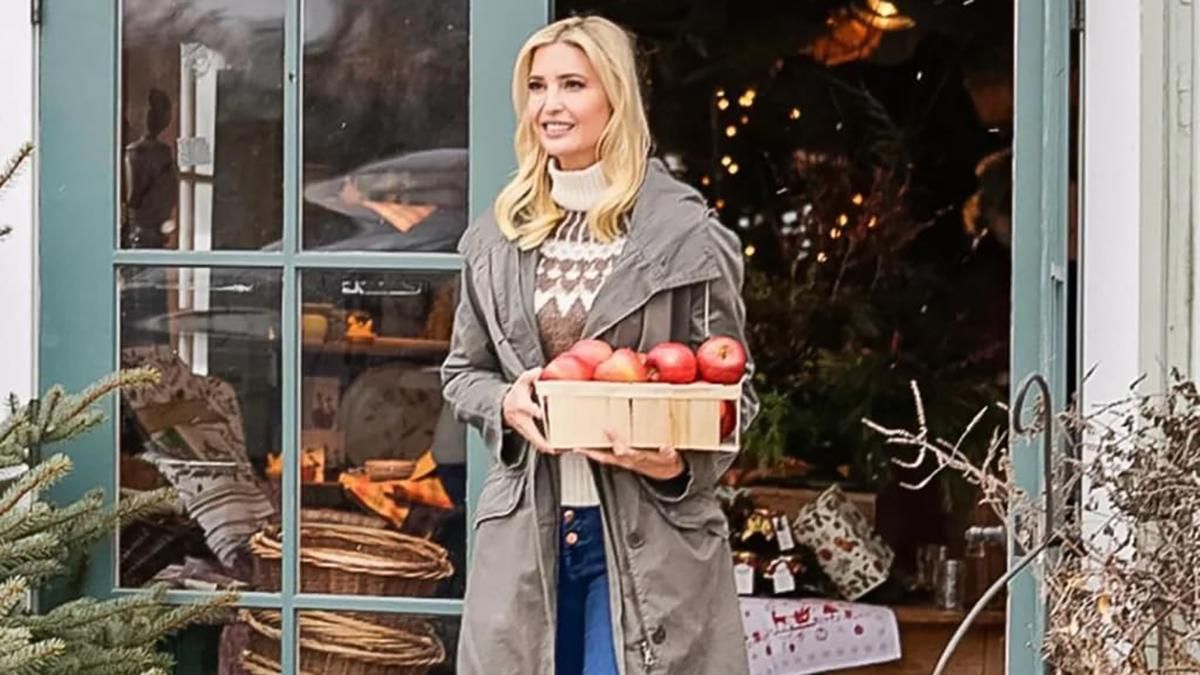В молочном свитере и парке: Иванка Трамп раздала яблоки нуждающимся людям в Нью-Йорке