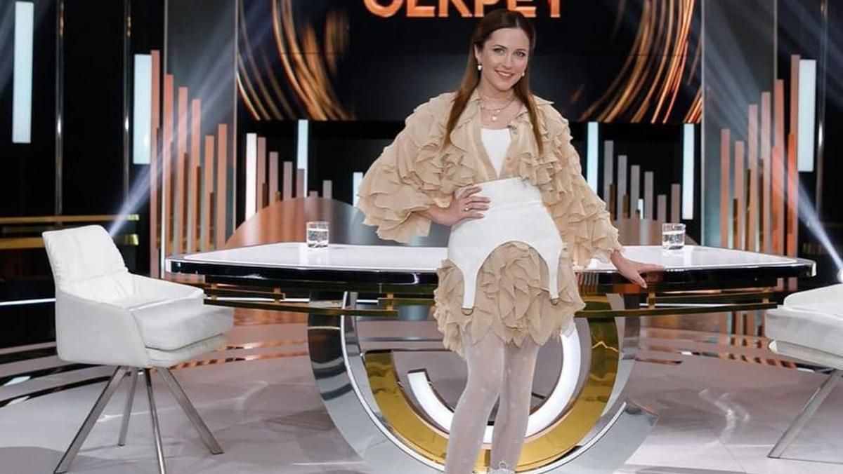 Звезда сериала "Крепостная" Наталья Денисенко осуществила выход в бежевом платье с рюшами