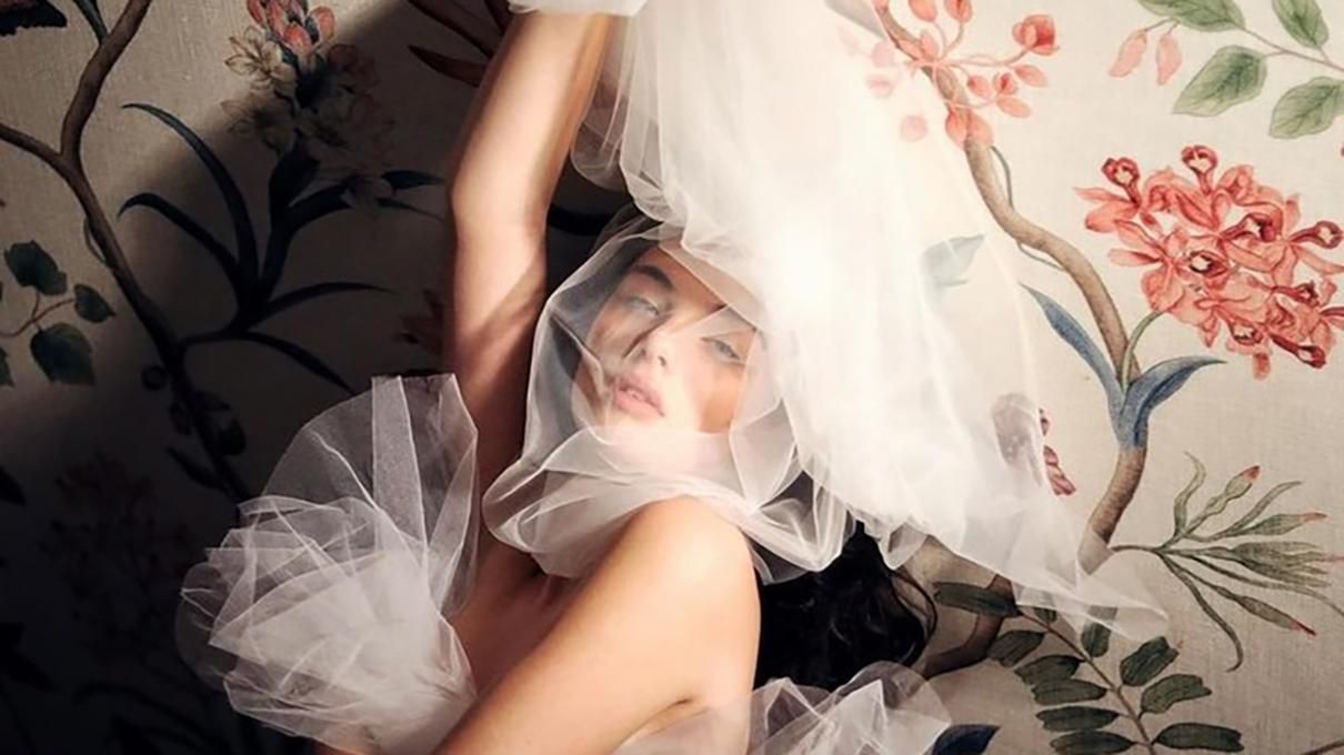 У білій фаті та чорному латексі: донька Моніки Беллуччі вражає провокаційною фотосесією - Fashion