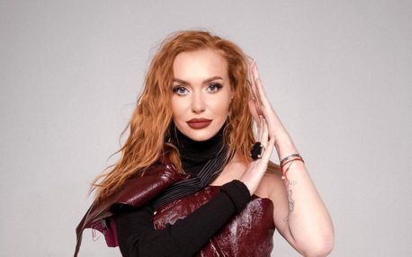 Слава Каминская снялась в крохотном бикини: поклонники певицы в восторге