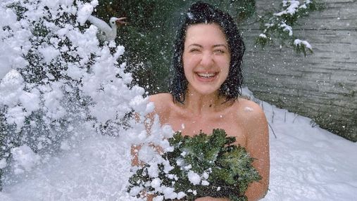 Оголена на снігу: Сніжана Бабкіна привітала українців з Водохрещем