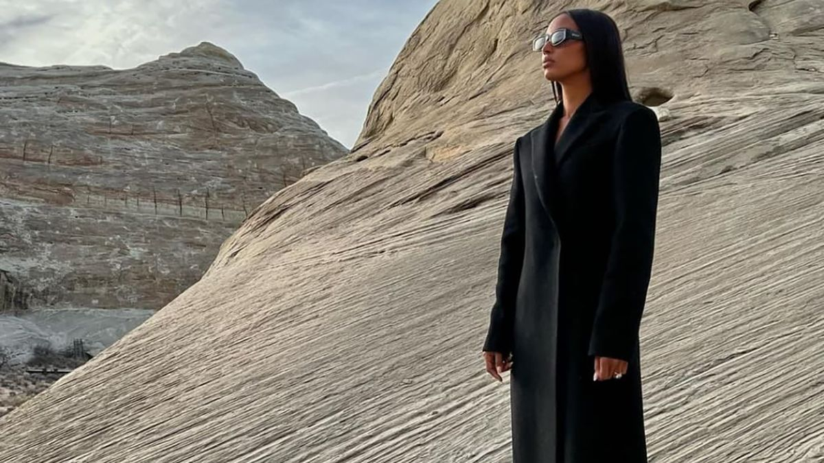 "Прогулка по Луне": модель Жасмин Тукс позировала на склоне каньона в пальто и на каблуках