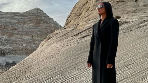 "Прогулка по Луне": модель Жасмин Тукс позировала на склоне каньона в пальто и на каблуках