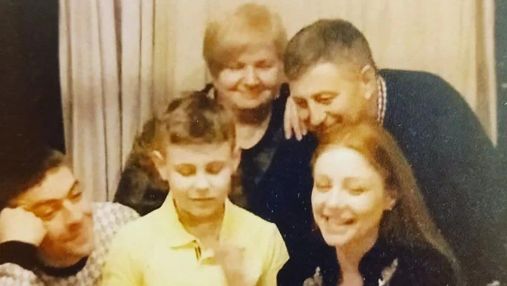 С мамой, отцом и братом: сеть покоряет редкое семейное фото Тины Кароль
