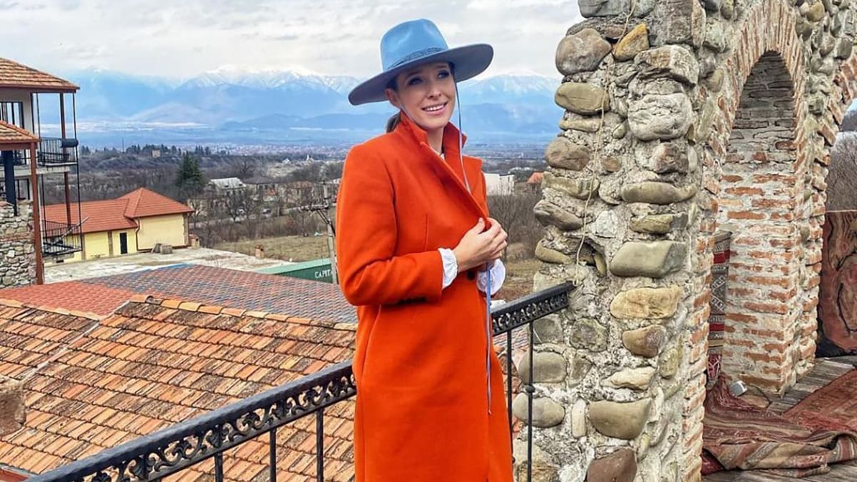Хустинки, капелюхи та берети: українська стилістка назвала топові головні убори на весну - Fashion