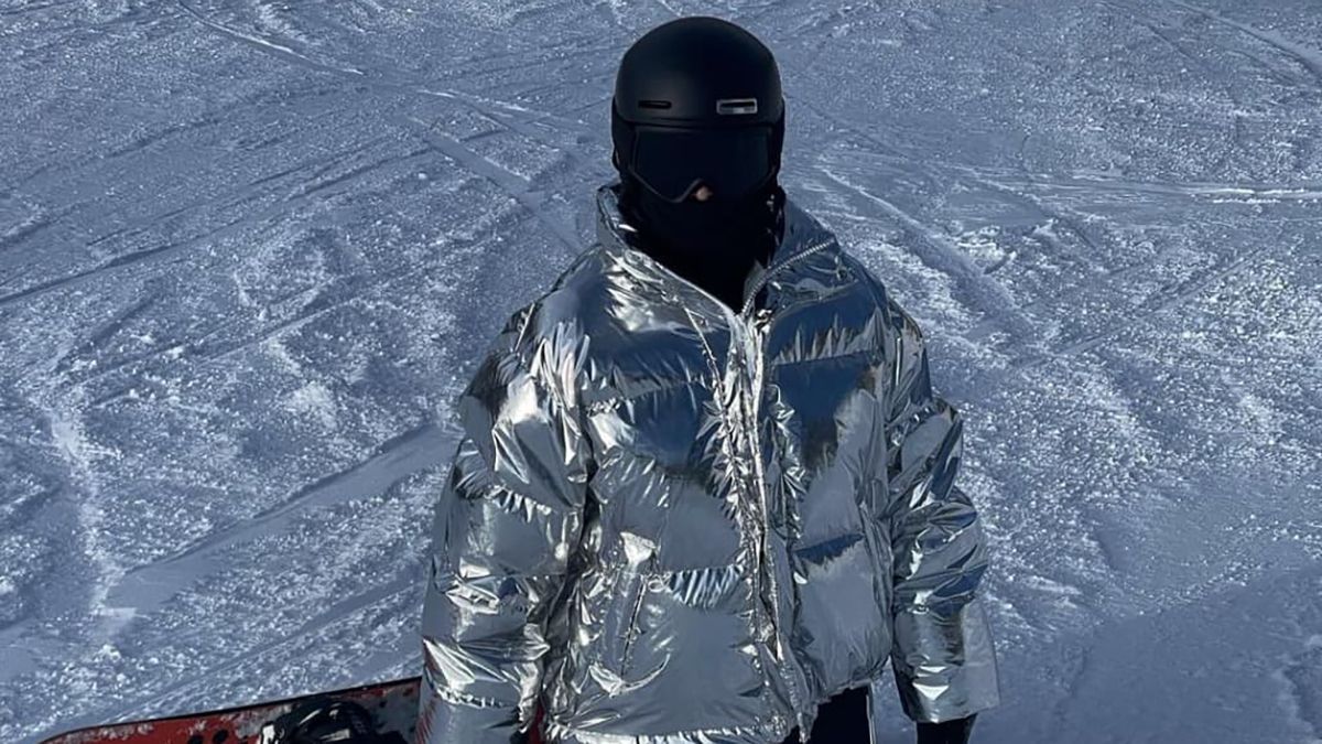 Образ дня: Кендалл Дженнер в серебристом пуховике катается на сноуборде
