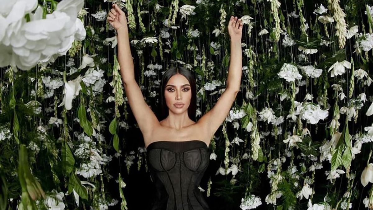 Кім Кардашян презентує нові парфуми у фантастичній фотосесії з квітами - Fashion
