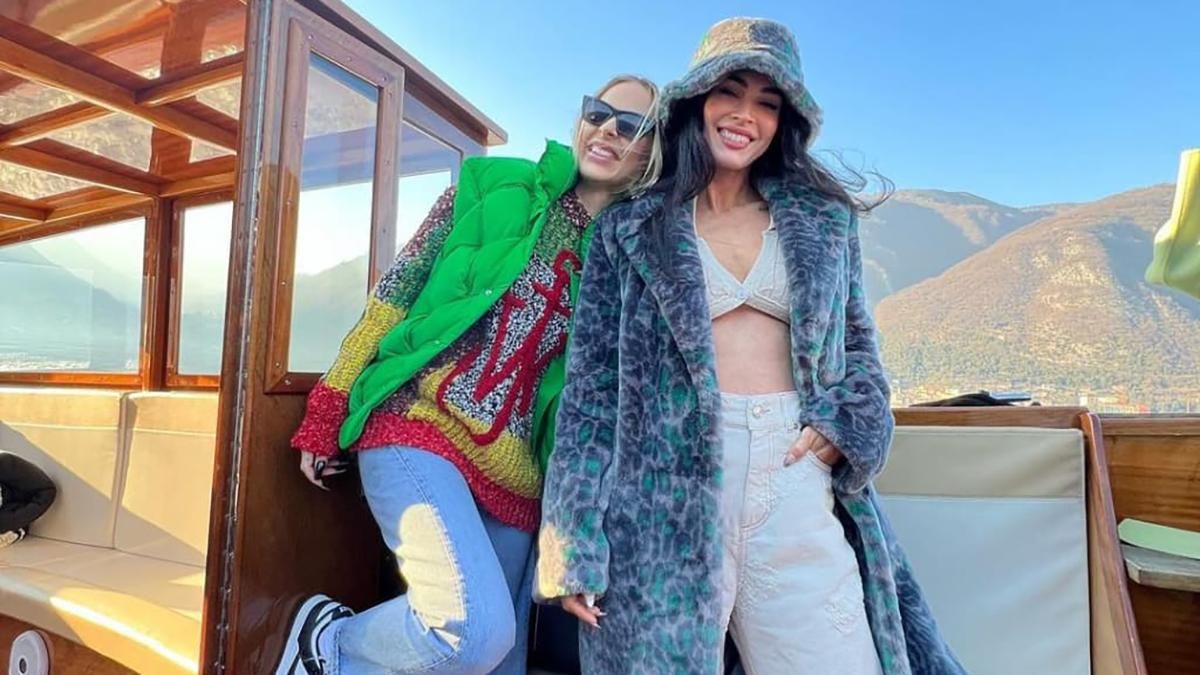 У блакитній шубі та білих штанах: Меган Фокс приїхала на озеро Комо готуватися до весілля - Fashion У блакитній шубі та білих штанах: Меган Фокс приїхала на озеро Комо готуватися до весілля - Fashion