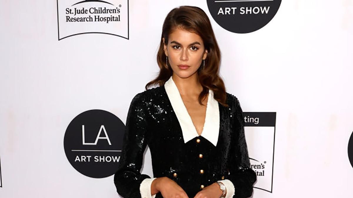 Кайя Гербер очаровала роскошным платьем с пайетками и белым воротником от Celine Кайя Гербер очаровала роскошным платьем с пайетками и белым воротником от Celine