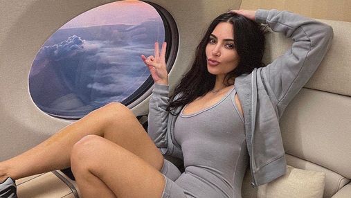 В спортивной одежде и без макияжа: Ким Кардашян сфотографировалась в самолете