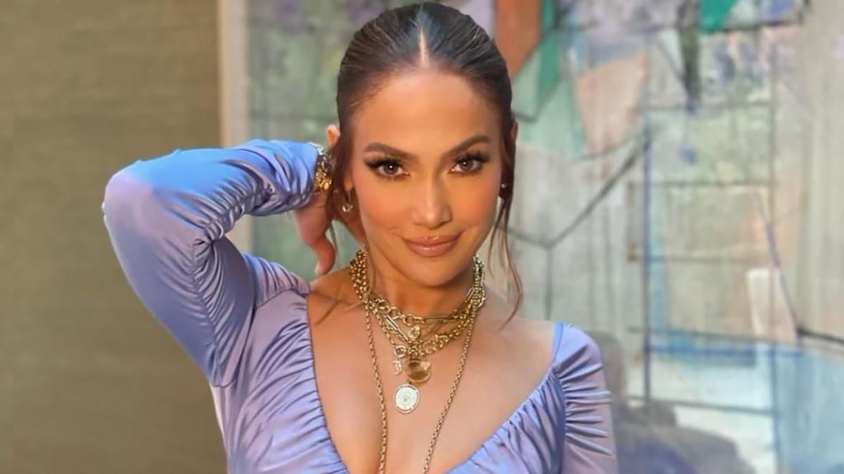 Как разбавить обыденный образ лавандовой блузой: захватывающий образ показывает Дженнифер Лопес Как разбавить обыденный образ лавандовой блузой: захватывающий образ показывает Дженнифер Лопес