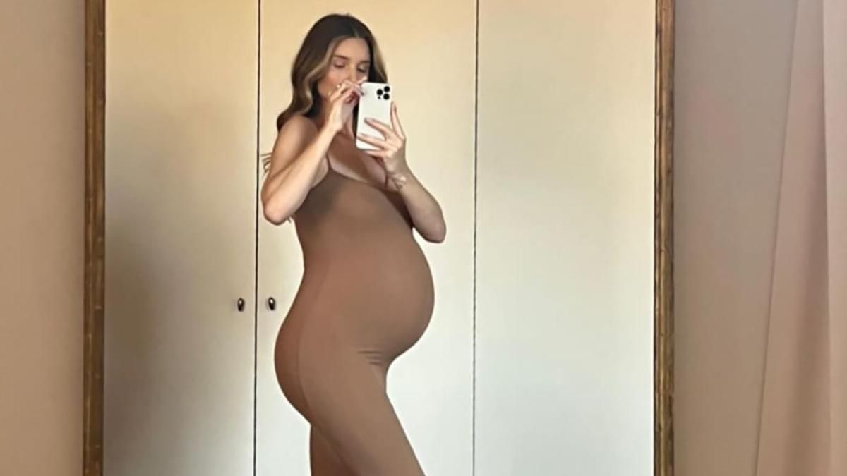 Розі Гантінгтон-Вайтлі вражає мережу образом в обтислій сукні перед пологами: рідкісні фото - Fashion Розі Гантінгтон-Вайтлі вражає мережу образом в обтислій сукні перед пологами: рідкісні фото - Fashion