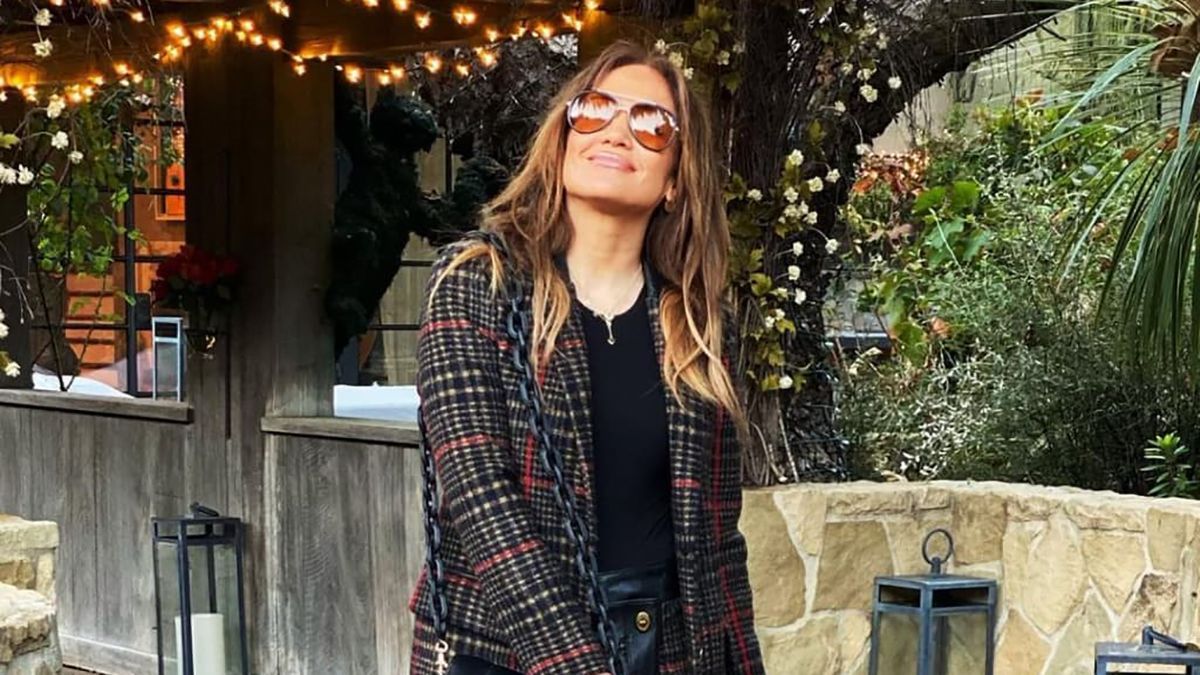 Дженніфер Лопес показала наймодніше пальто весни: стильні фото - Fashion Дженніфер Лопес показала наймодніше пальто весни: стильні фото - Fashion