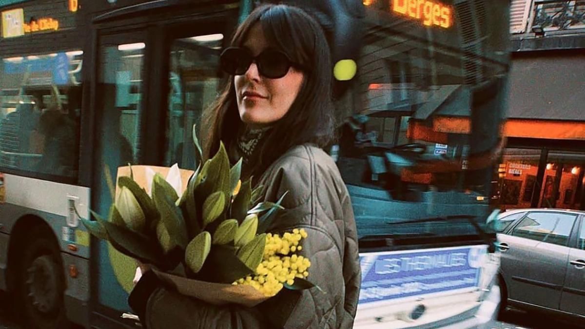 Француженка Лея Сфез прогулялась по Парижу в весенней куртке: потрясающий аутфит