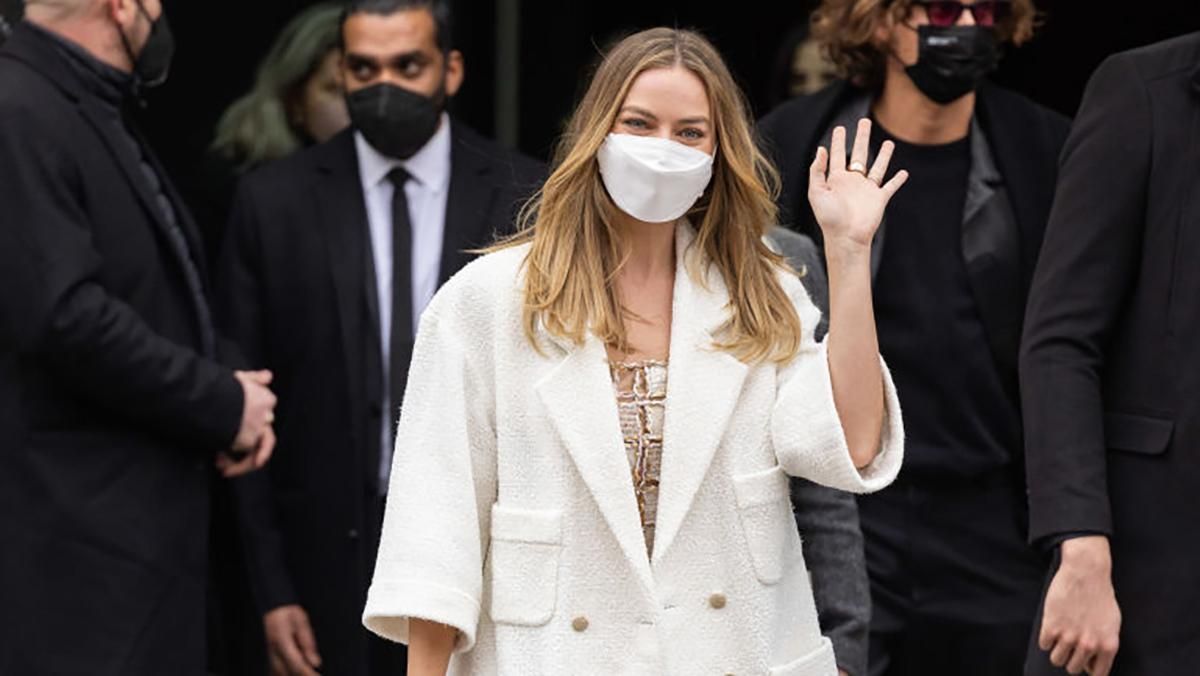 Белоснежное пальто – стильная классика на весну: роскошный образ показывает Марго Робби Белоснежное пальто – стильная классика на весну: роскошный образ показывает Марго Робби