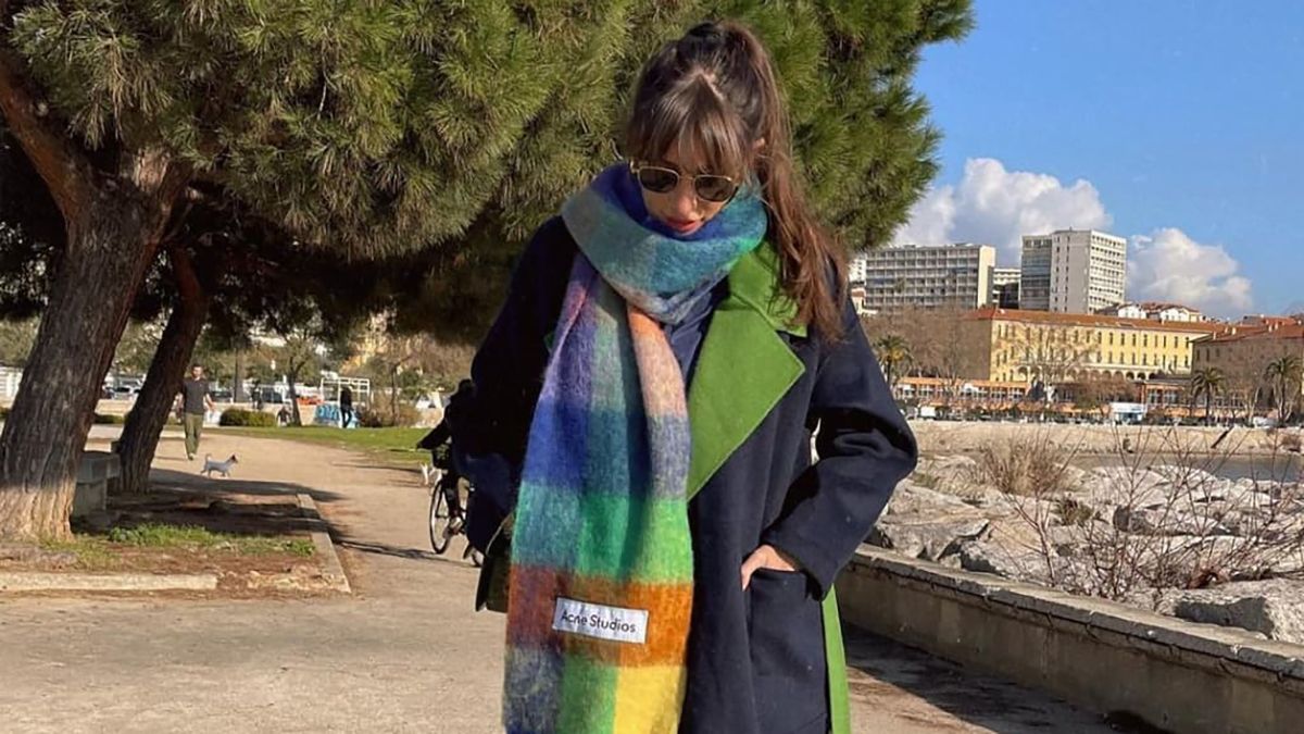 З чим носити синє пальто цієї весни: образ з яскравим шарфом показує Жюлі Феррері - Fashion З чим носити синє пальто цієї весни: образ з яскравим шарфом показує Жюлі Феррері - Fashion