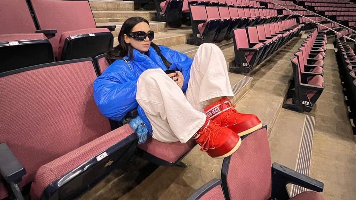 Синій пуховик і червоні мунбути: Дуа Ліпа показує зухвалий образ на стадіоні - Fashion Синій пуховик і червоні мунбути: Дуа Ліпа показує зухвалий образ на стадіоні - Fashion