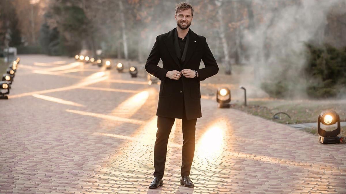 Новий "Холостяк" Алекс Топольський приміряв модний образ від Andreas Moskin: стильні фото - Fashion Новий "Холостяк" Алекс Топольський приміряв модний образ від Andreas Moskin: стильні фото - Fashion