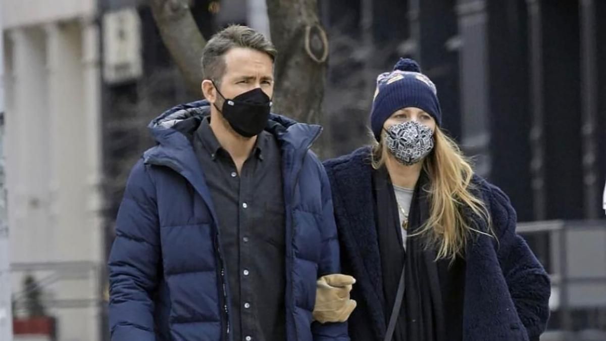 Блейк Лайвли надела на прогулку антитрендовую шапку с помпоном: редкие фото Блейк Лайвли надела на прогулку антитрендовую шапку с помпоном: редкие фото