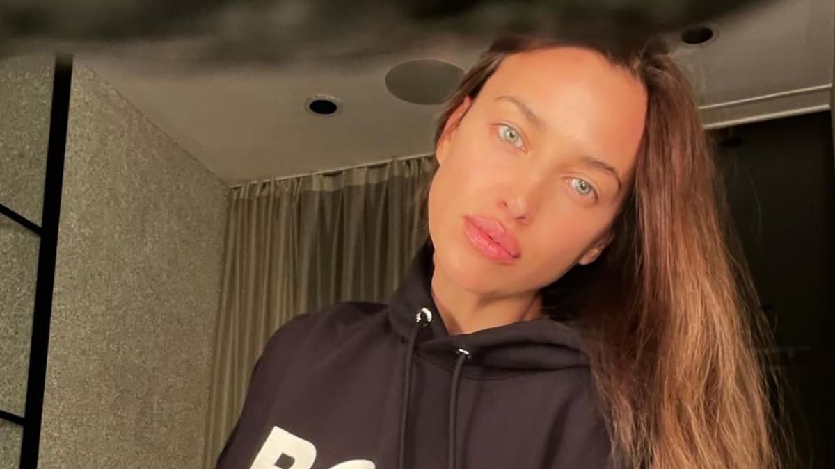 У чорному худі та шкіряних штанах: Ірина Шейк показала свій повсякденний образ - Fashion У чорному худі та шкіряних штанах: Ірина Шейк показала свій повсякденний образ - Fashion