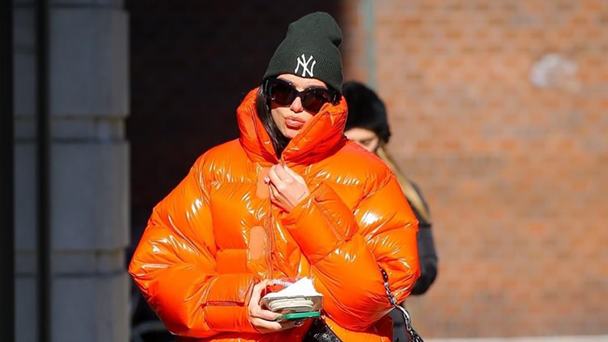 Дуа Липа надела на прогулку Манхэттеном апельсиновый пуховик: стильные кадры