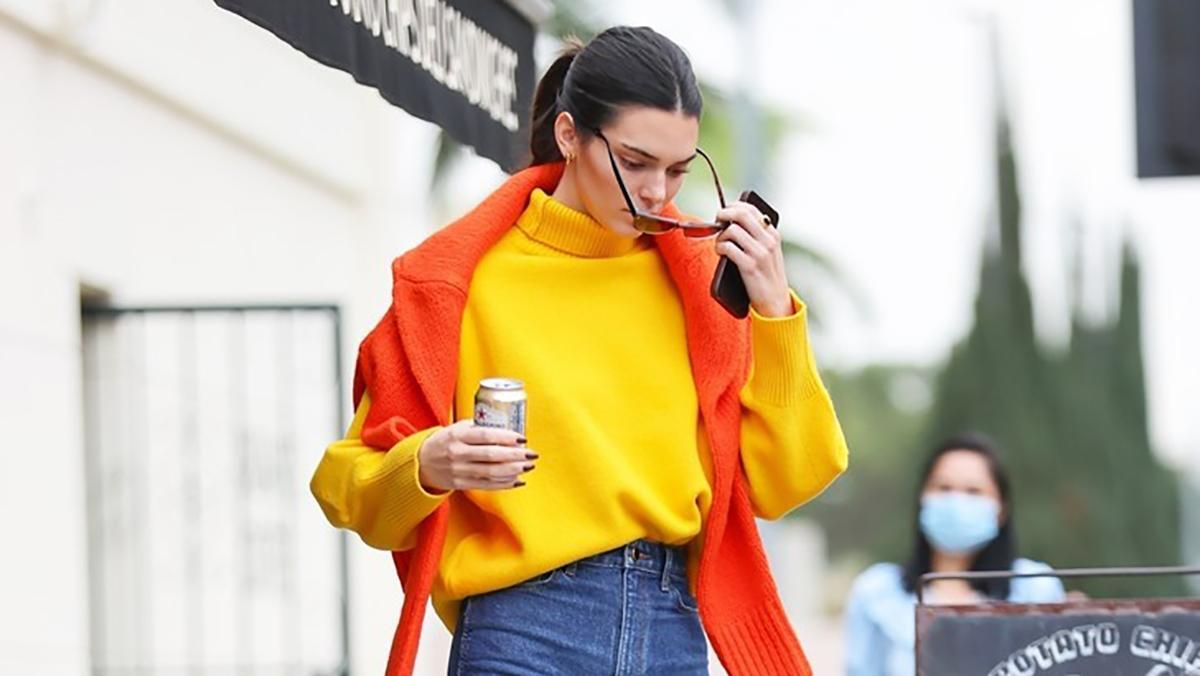 Кендалл Дженнер очаровала стильным образом в двух ярких свитерах Кендалл Дженнер очаровала стильным образом в двух ярких свитерах