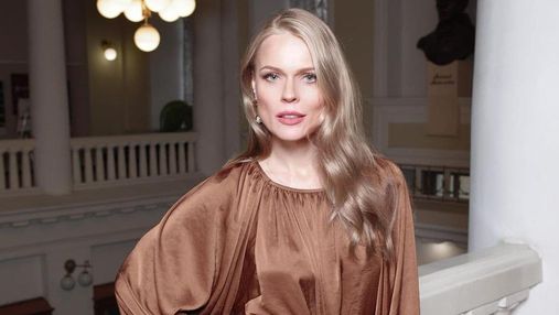 Ольга Фреймут ошеломила стильным образом в коричневом платье: роскошный кадр