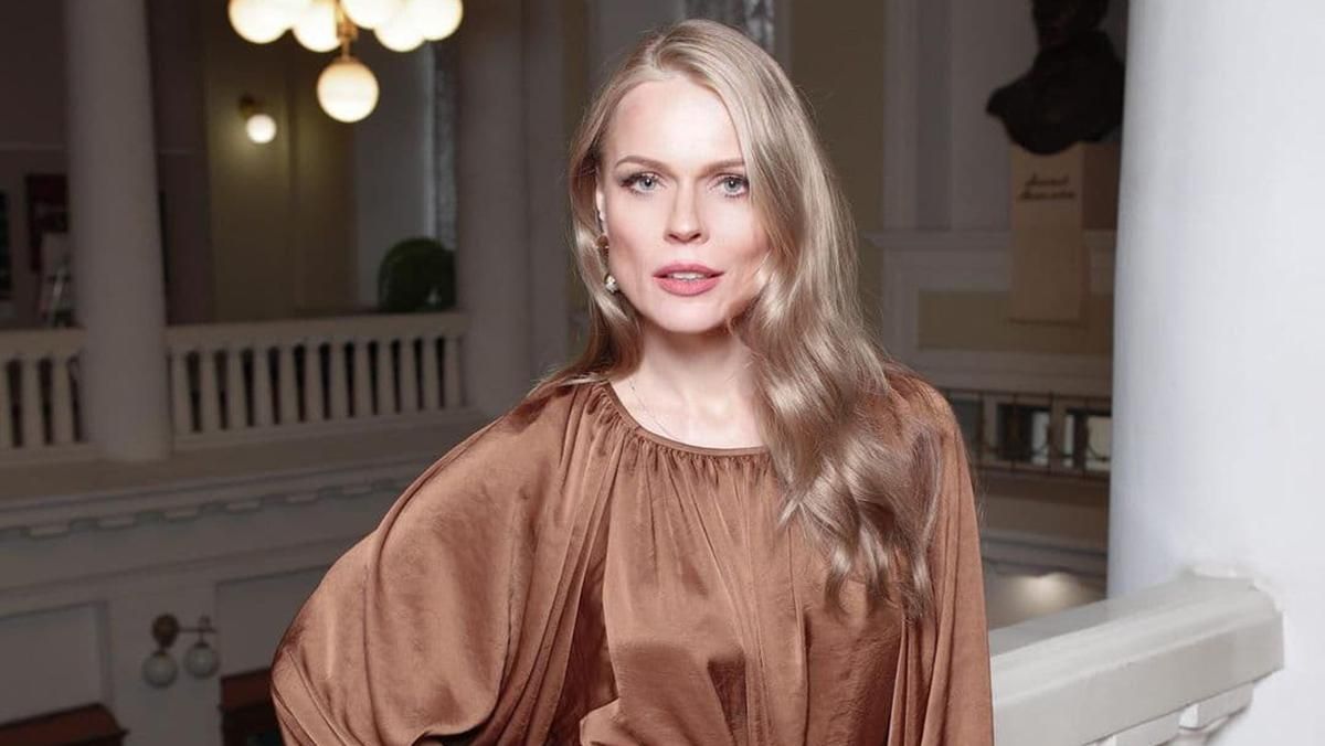 Ольга Фреймут ошеломила стильным образом в коричневом платье: роскошный кадр