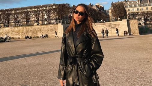 Бывшая девушка Брэда Питта гуляет по Парижу в модном кожаном тренче