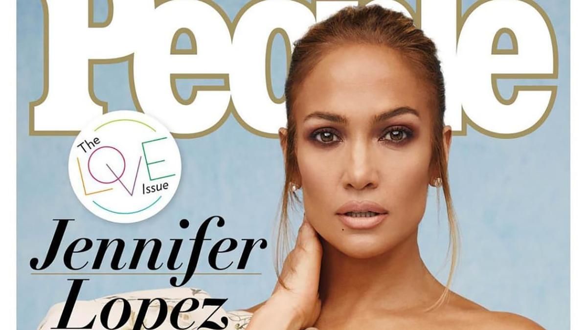 В эффектном белом платье с цветами: Дженнифер Лопес снялась для обложки глянца People В эффектном белом платье с цветами: Дженнифер Лопес снялась для обложки глянца People