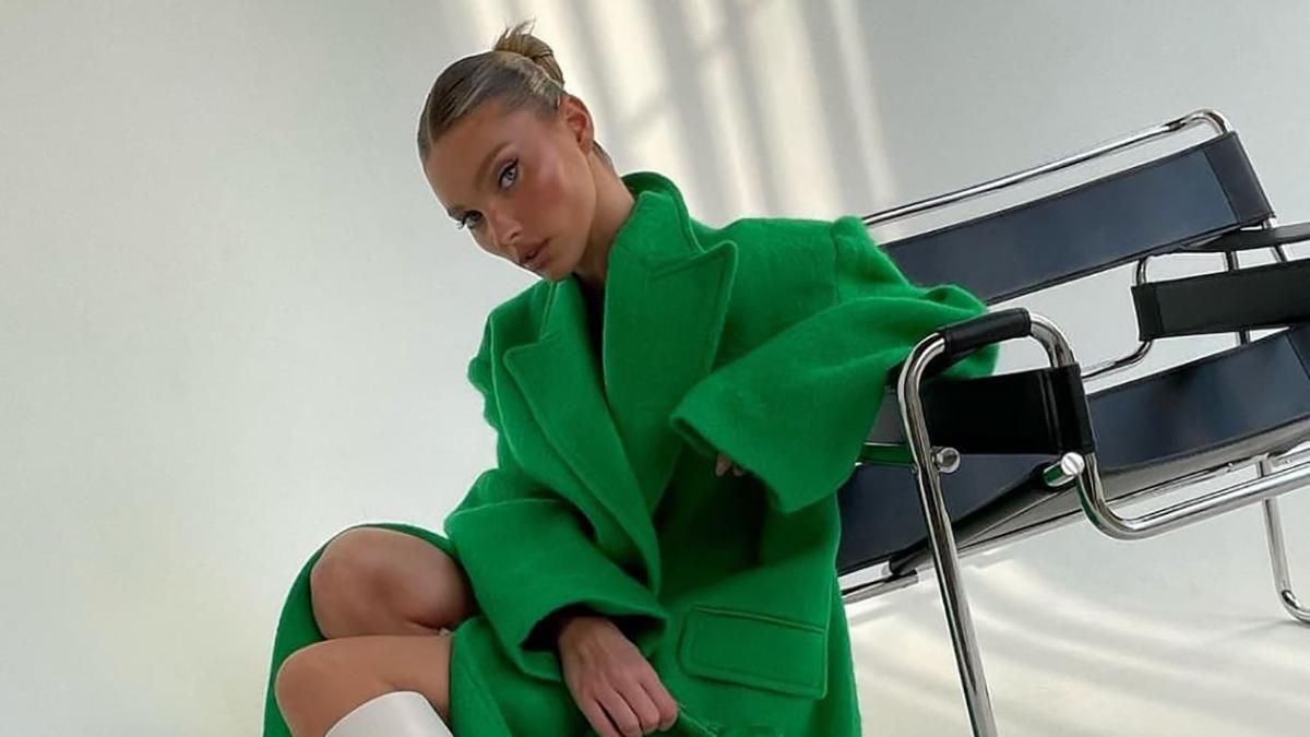 Ельза Госк підкорила мережу зеленим пальто, яке поєднала з білими чоботами: стильні фото - Fashion