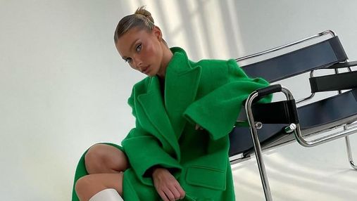 Эльза Хоск покорила сеть зеленым пальто, которое соединила с белыми сапогами: стильные фото