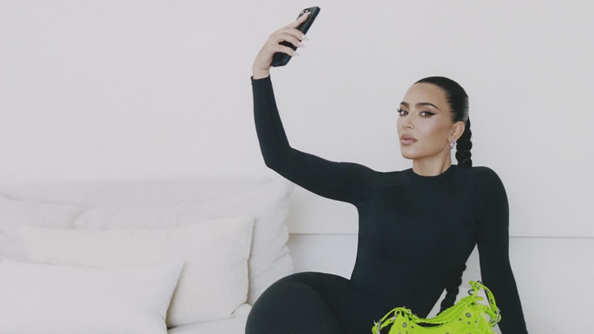 Кім Кардашян знялася в рекламі Balenciaga не виходячи з дому: стильні образи світської левиці - Fashion Кім Кардашян знялася в рекламі Balenciaga не виходячи з дому: стильні образи світської левиці - Fashion