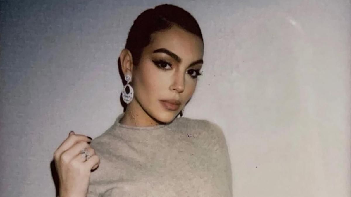 Вагітна дівчина Кріштіану Роналду засвітила округлий живіт у трикотажній сукні: миловидний образ - Fashion Вагітна дівчина Кріштіану Роналду засвітила округлий живіт у трикотажній сукні: миловидний образ - Fashion